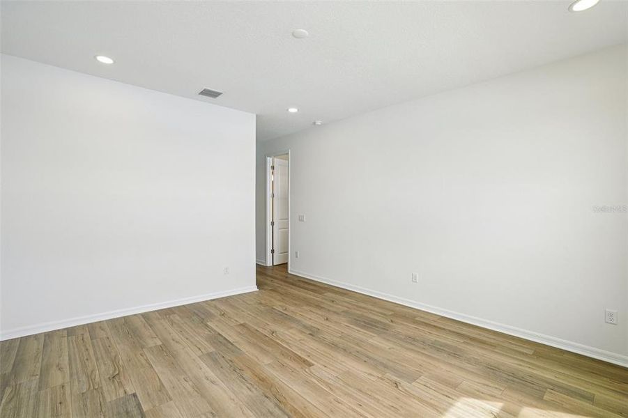 Spacious, unfurnished interior of a new home in Isla Mirada, San Antonio (Image 18).