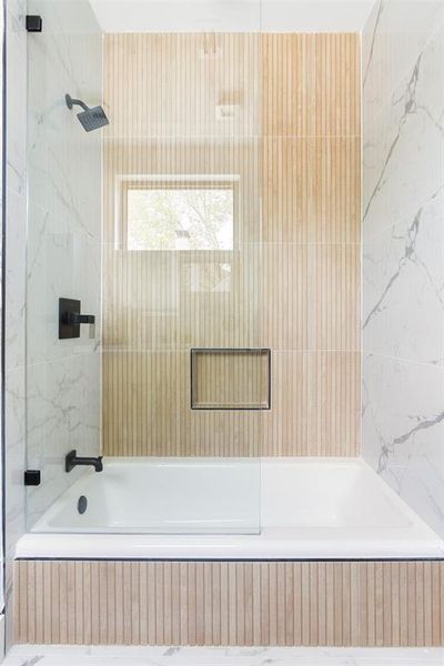 Bathroom with tiled shower / bath