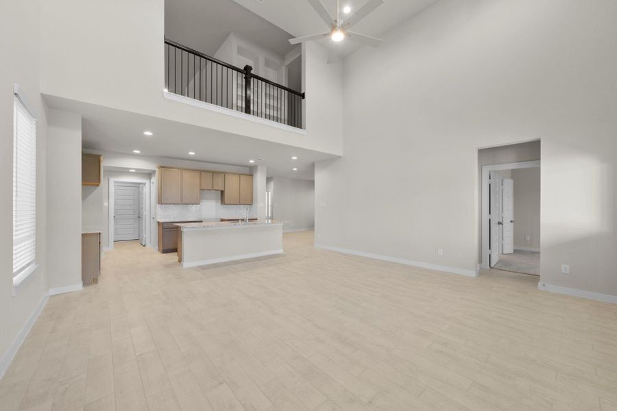 Spacious, unfurnished interior of a new home in Barton Creek Ranch, Conroe (Image 19).