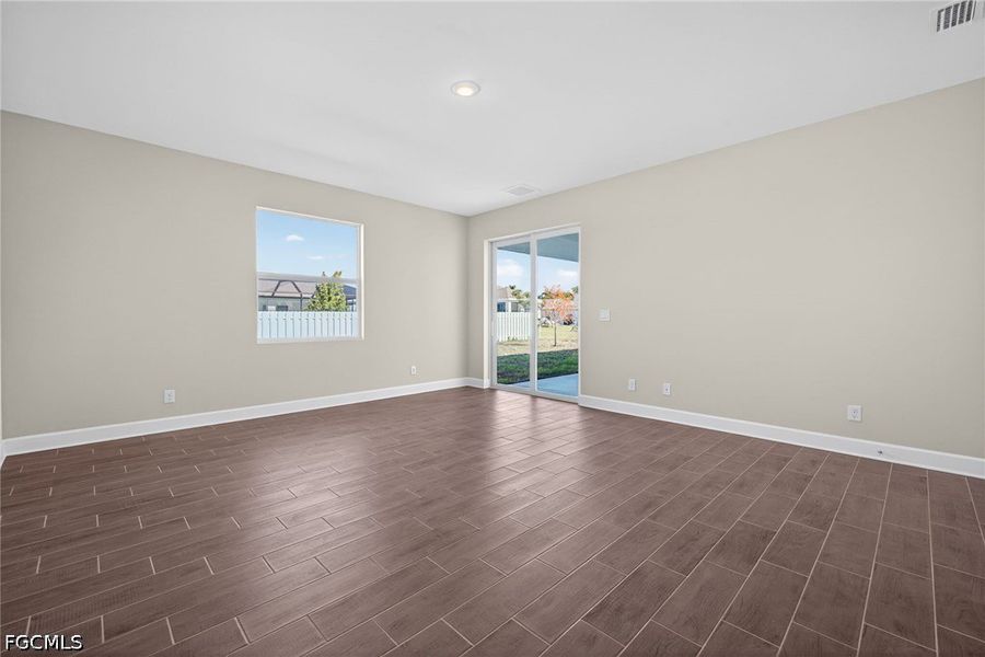 Spacious, unfurnished interior of a new home in Cape Coral, Cape Coral (Image 23).