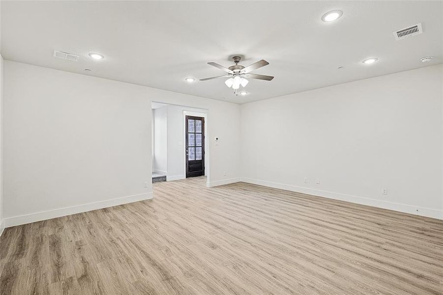 Spacious, unfurnished interior of a new home in Collin Creek, Plano (Image 27).