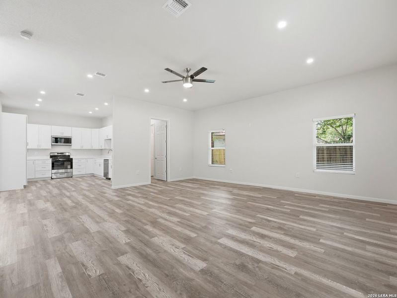 Spacious, unfurnished interior of a new home in , San Antonio (Image 10).