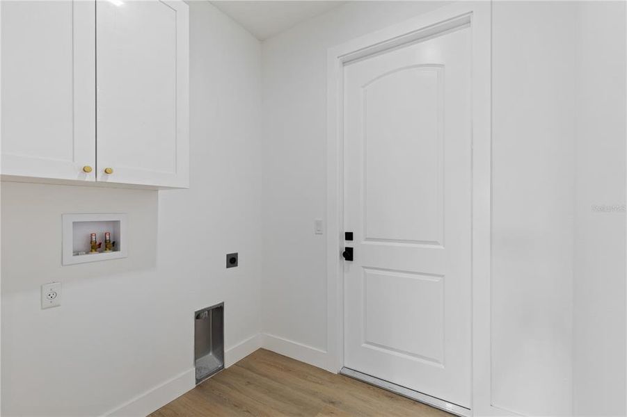 Spacious, unfurnished interior of a new home in , Lake Placid (Image 13).