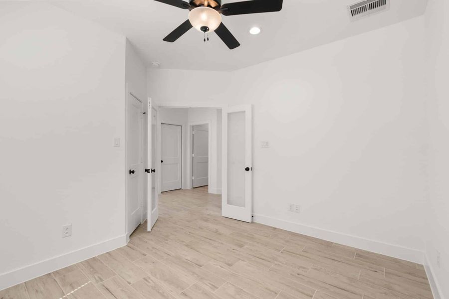 Spacious, unfurnished interior of a new home in Wood Leaf Reserve, Tomball (Image 42).