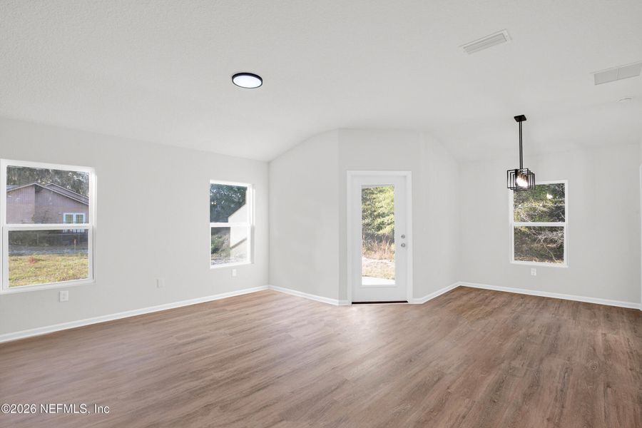 Spacious, unfurnished interior of a new home in , Palatka (Image 38).
