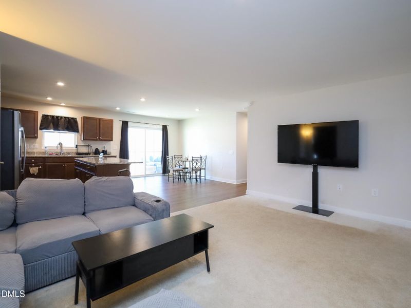 009_601_hollys_bluff_living_rm