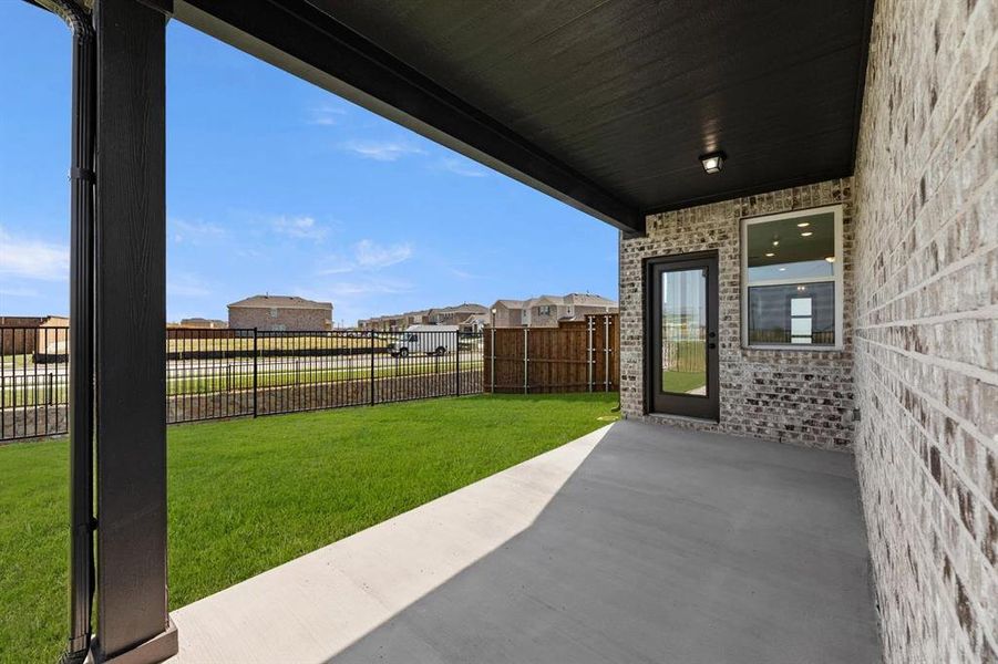 Exterior details and patio area of a home in Creekview Fossil Ridge, Pilot Point (Image 3).
