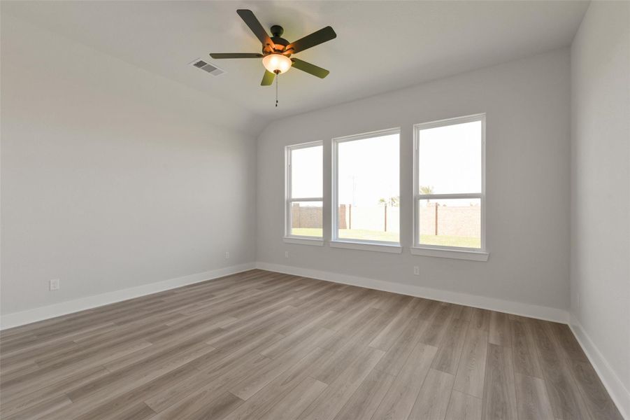 Spacious, unfurnished interior of a new home in Lago Mar, Texas City (Image 26).