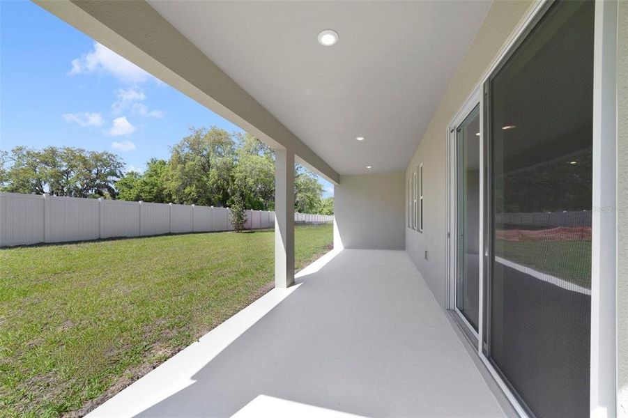 Exterior details and patio area of a home in Acuera Estates, Apopka (Image 20).