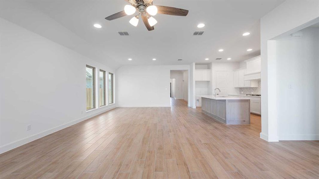 Spacious, unfurnished interior of a new home in Avondale 45', Fate (Image 19). Spacious, unfurnished interior of a new home in Avondale 45', Fate (Image 19).