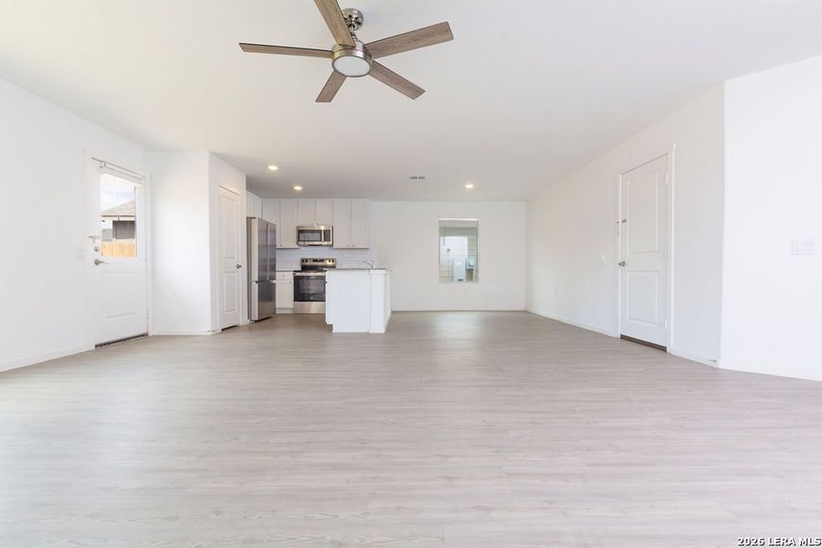 Spacious, unfurnished interior of a new home in Somerset Meadows, San Antonio (Image 28).