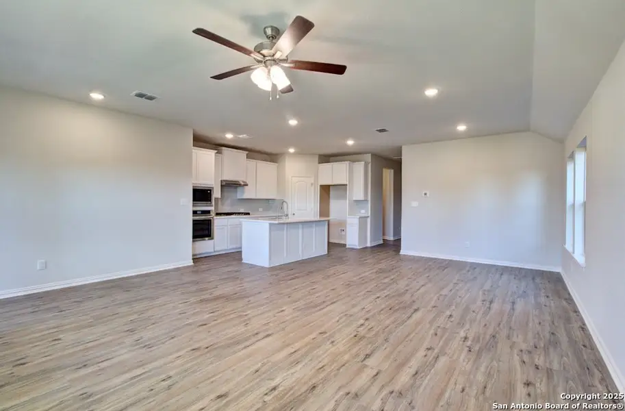 Spacious, unfurnished interior of a new home in Stream Waters, Seguin (Image 19).