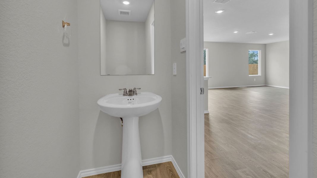 Image 28 representing the The Davis by D.R. Horton in Ladera, Luling, TX.