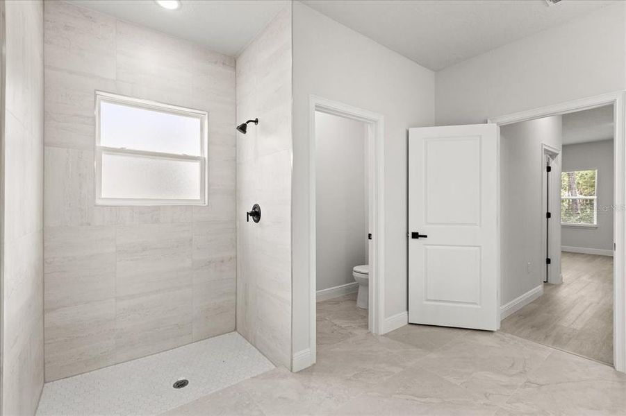 Spacious, unfurnished interior of a new home in , Ocala (Image 17).