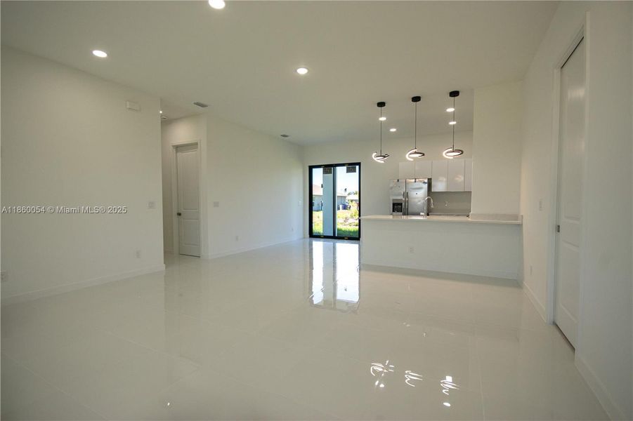 Spacious, unfurnished interior of a new home in , Lehigh Acres (Image 18).
