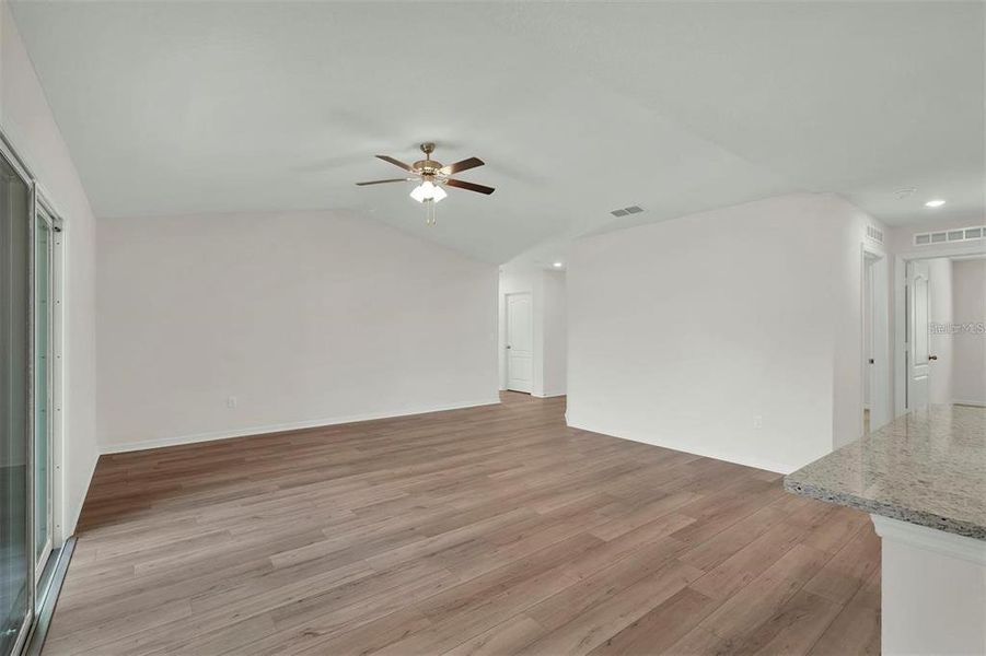 Spacious, unfurnished interior of a new home in , Ocala (Image 9).