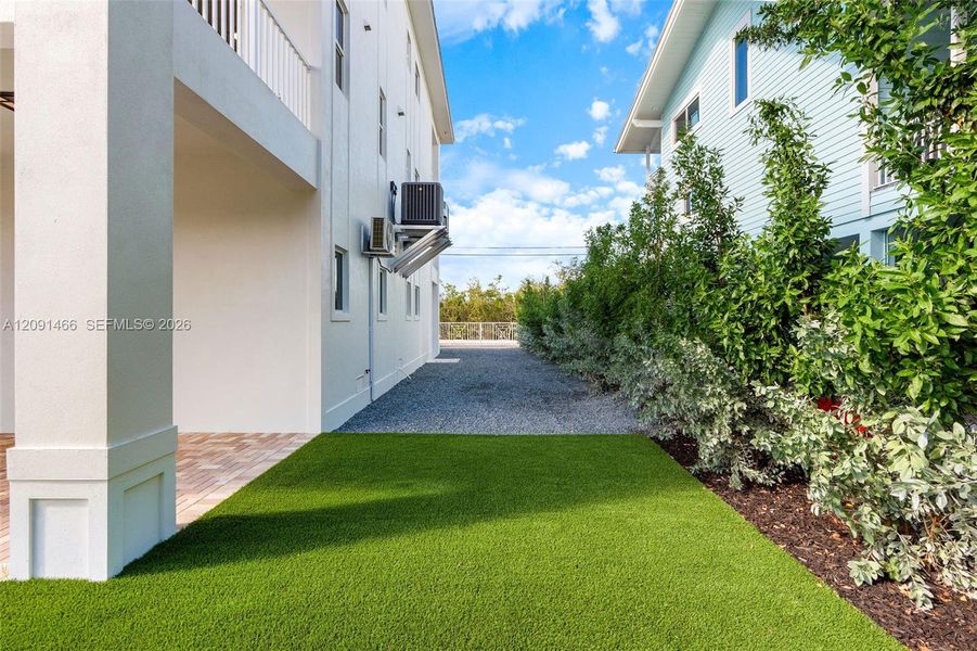Exterior details and patio area of a home in , Tavernier (Image 29).