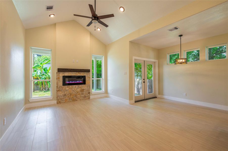 Spacious, unfurnished interior of a new home in , Texas City (Image 12).