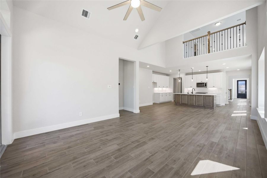 Spacious, unfurnished interior of a new home in Sienna, Missouri City (Image 15).
