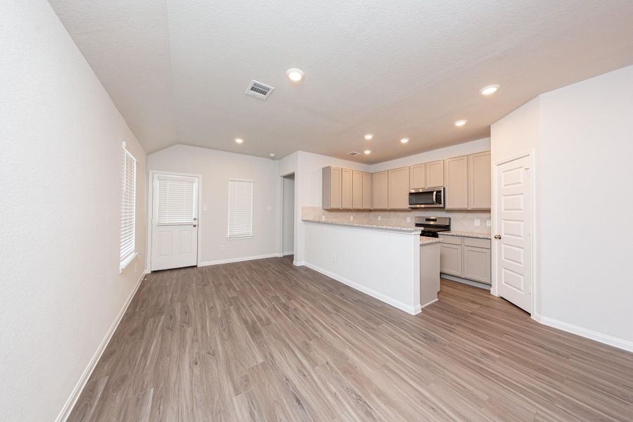 Spacious, unfurnished interior of a new home in River's Edge, Conroe (Image 8).