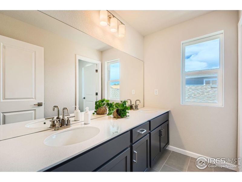 Upper level shared bathroom Upper level shared bathroom