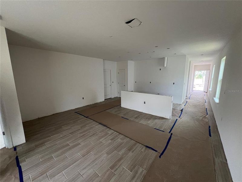 Spacious, unfurnished interior of a new home in Hammock Reserve, Haines City (Image 4).