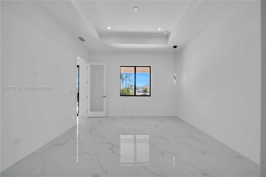 Spacious, unfurnished interior of a new home in , Cape Coral (Image 15).