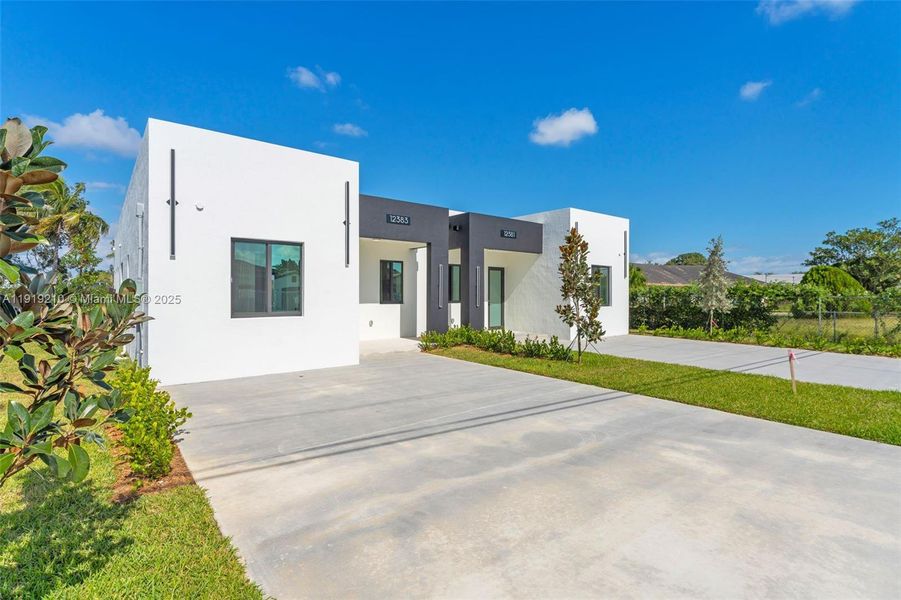 Exterior details and patio area of a home in , Miami (Image 15).