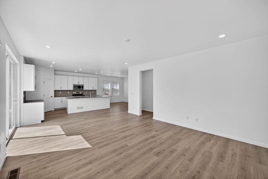 Spacious, unfurnished interior of a new home in Sky Ranch, Aurora (Image 8).