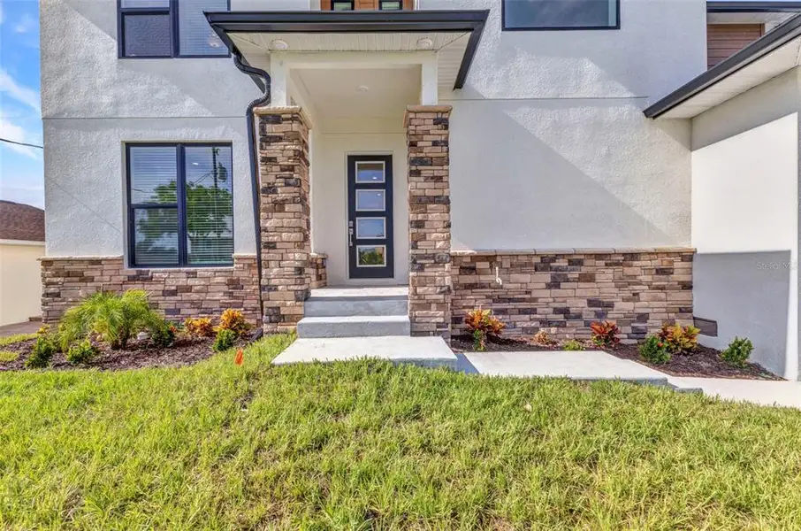 Exterior details and patio area of a home in , Port Charlotte (Image 31).