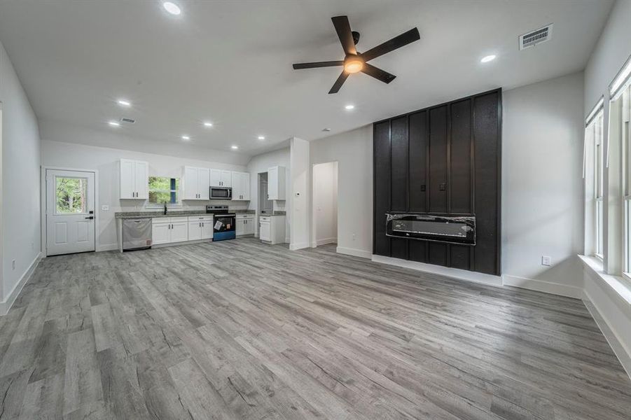 Spacious, unfurnished interior of a new home in , Malakoff (Image 9).