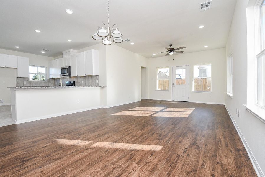 Spacious, unfurnished interior of a new home in , Houston (Image 22).
