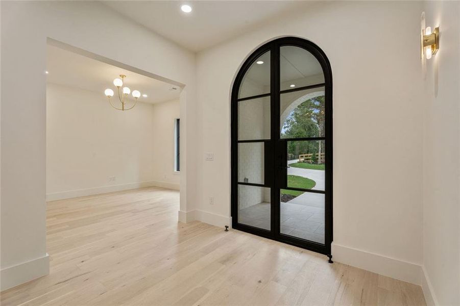 Spacious, unfurnished interior of a new home in , Alpharetta (Image 42).