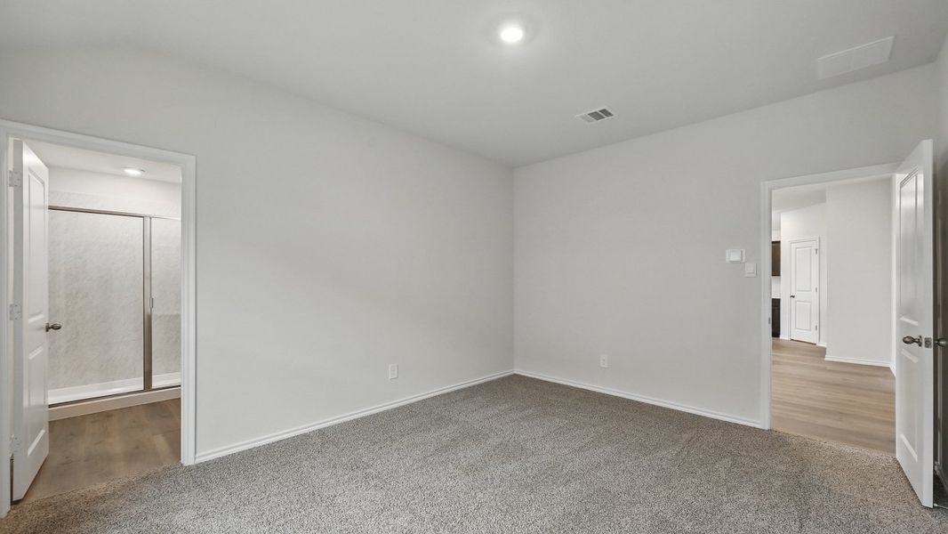 Spacious, unfurnished interior of a new home in Saddlebrook, Waxahachie (Image 9).