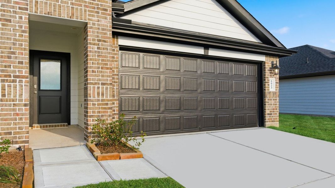 Exterior details and patio area of a home in Evergreen, Rosenberg (Image 2).