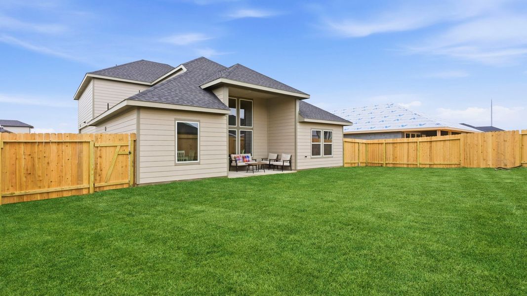 Exterior details and patio area of a home in Evergreen, Rosenberg (Image 3).