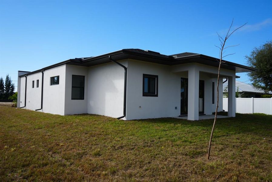 Exterior details and patio area of a home in , Cape Coral (Image 19).