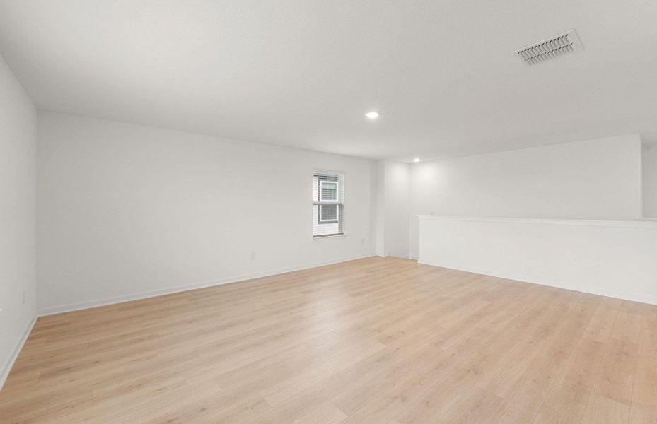 Spacious, unfurnished interior of a new home in Sunfield, Buda (Image 23).