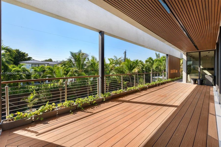 Exterior details and patio area of a home in , Miami (Image 14).