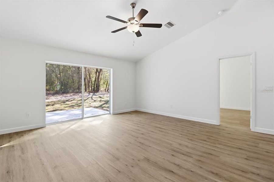 Spacious, unfurnished interior of a new home in , Weeki Wachee (Image 32).
