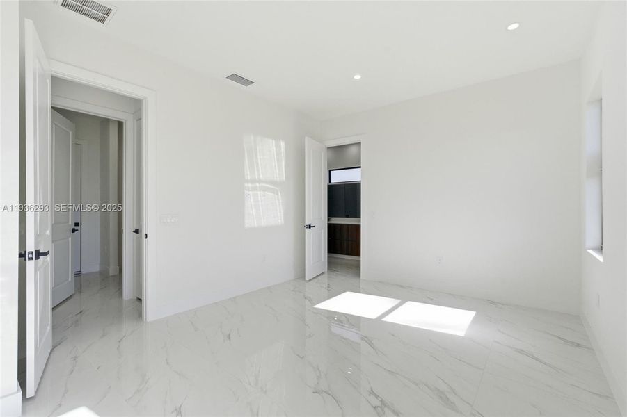 Spacious, unfurnished interior of a new home in , Cape Coral (Image 39).