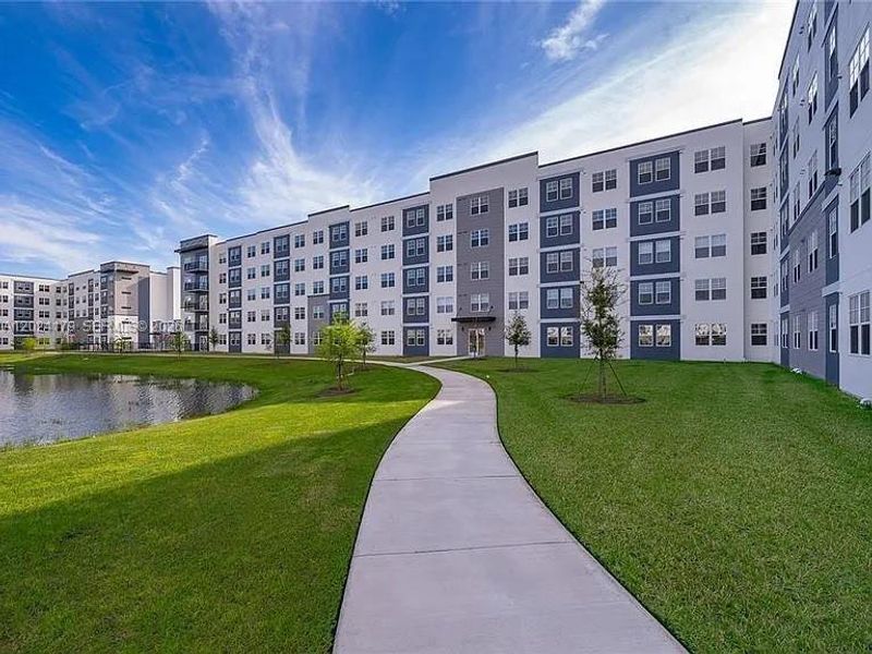 Condo located in Orlando, FL showcasing its design and architecture (Image 22).