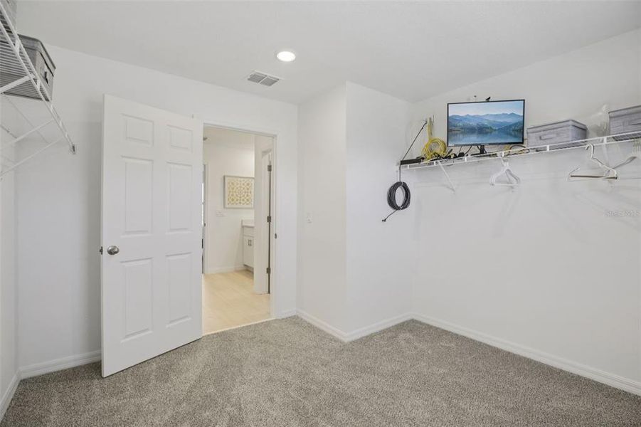 Spacious, unfurnished interior of a new home in Fox Pointe at Rivers Edge, Leesburg (Image 19).
