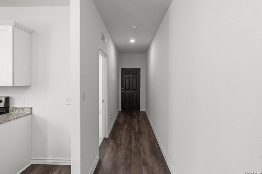 Spacious, unfurnished interior of a new home in Cinco Lakes, San Antonio (Image 16).