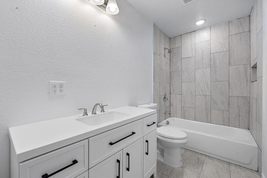 Furnished interior view inside a new home in , Corsicana (Image 7).