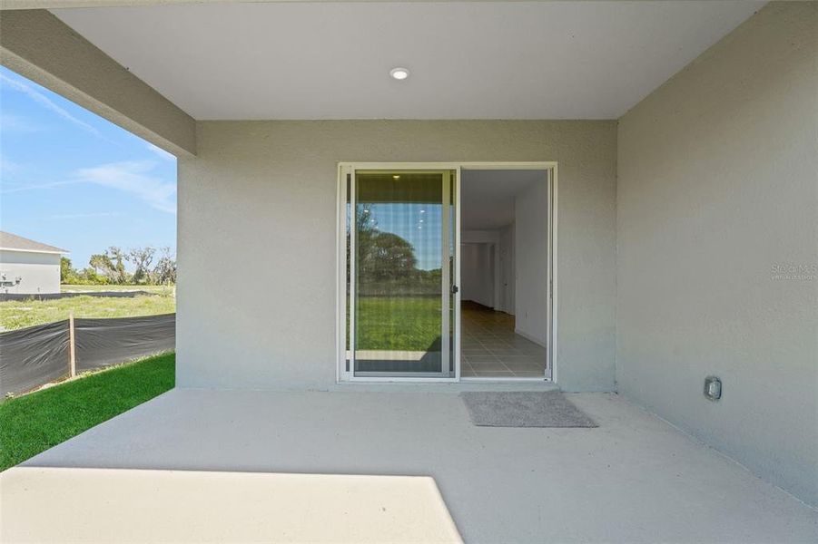Exterior details and patio area of a home in Willowbrook North, Winter Haven (Image 20).