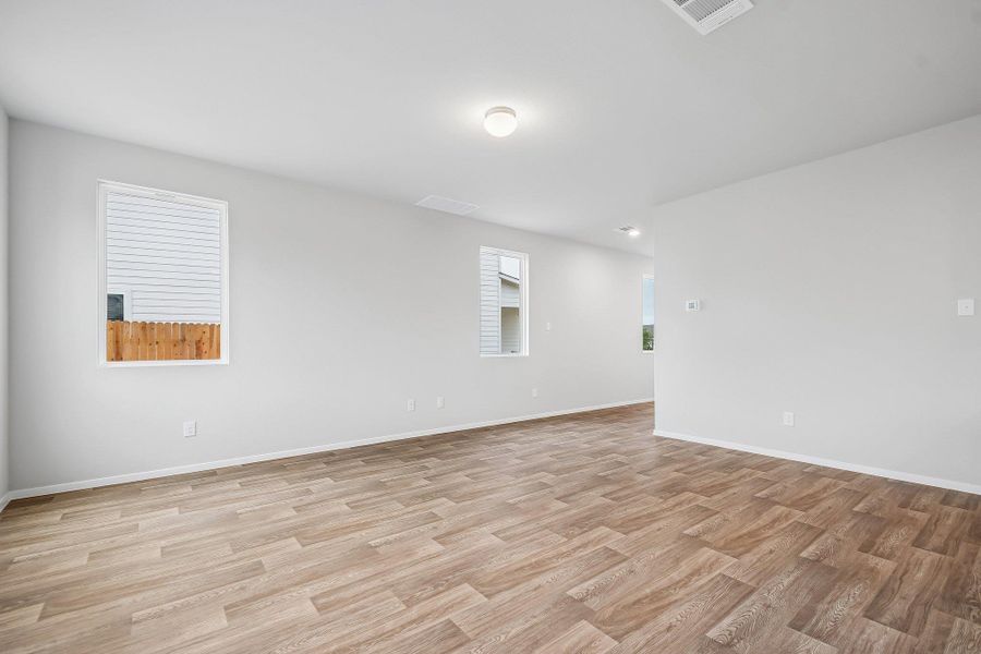 Spacious, unfurnished interior of a new home in Hymeadow, San Marcos (Image 20).