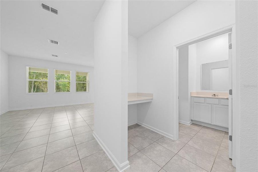 Spacious, unfurnished interior of a new home in Storey Creek, Kissimmee (Image 29).