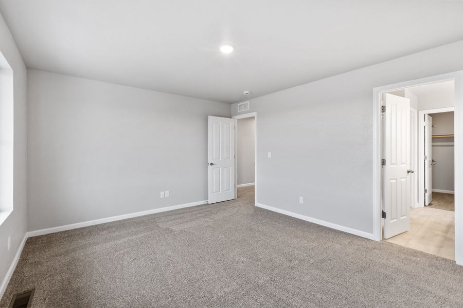 Spacious, unfurnished interior of a new home in Pintail Commons at Johnstown Village, Johnstown (Image 14).
