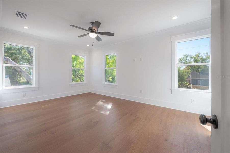 Spacious, unfurnished interior of a new home in , Tampa (Image 42).